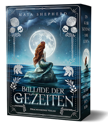 Das Cover zeigt eine Meerjungfrau, die unter dem Vollmond auf einem Stein im Meer sitzt. Der Titel befindet sich darunter und umgeben wird alles von einem silbernen Rahmen.